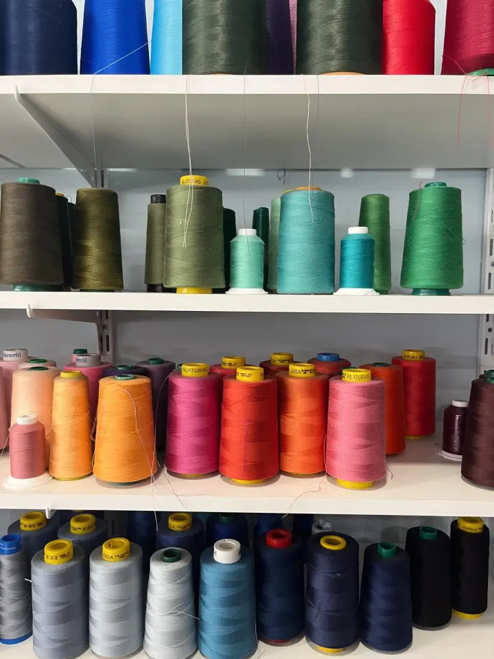Estantería con conos de hilo de muchos colores